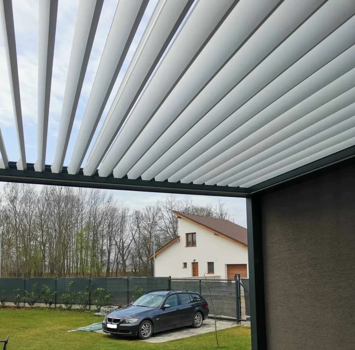 Állítható lamellás alumínium pergola kerti terasz felett