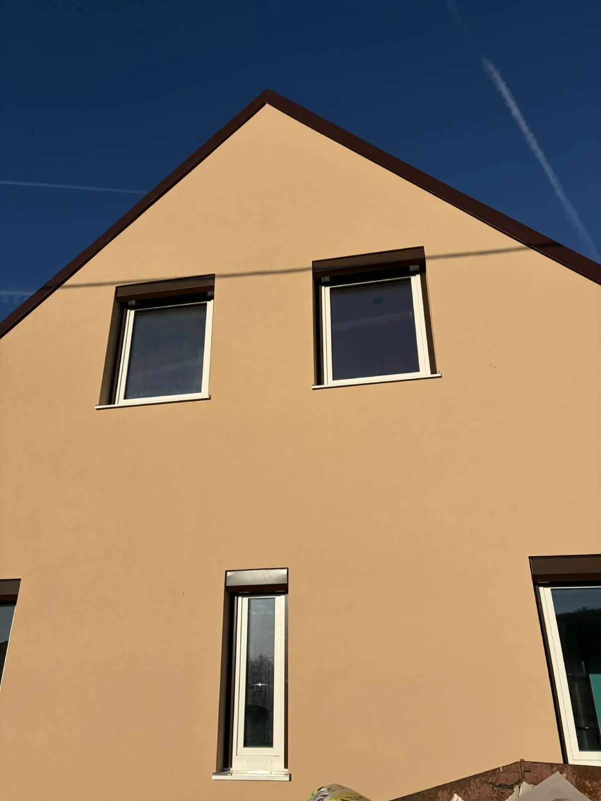 Oromfali ablakok Sepia barna külső redőnnyel, alulnézetből, kék éggel