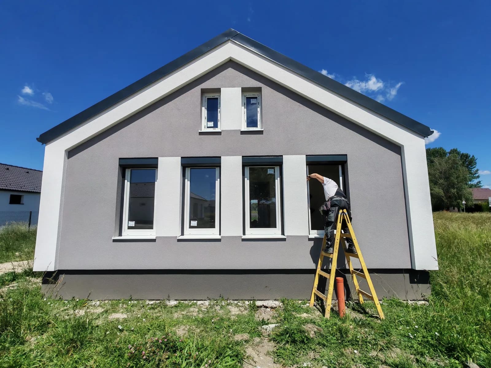 Nyílászárók beépítése a hátsó homlokzaton, kivitelezés közben