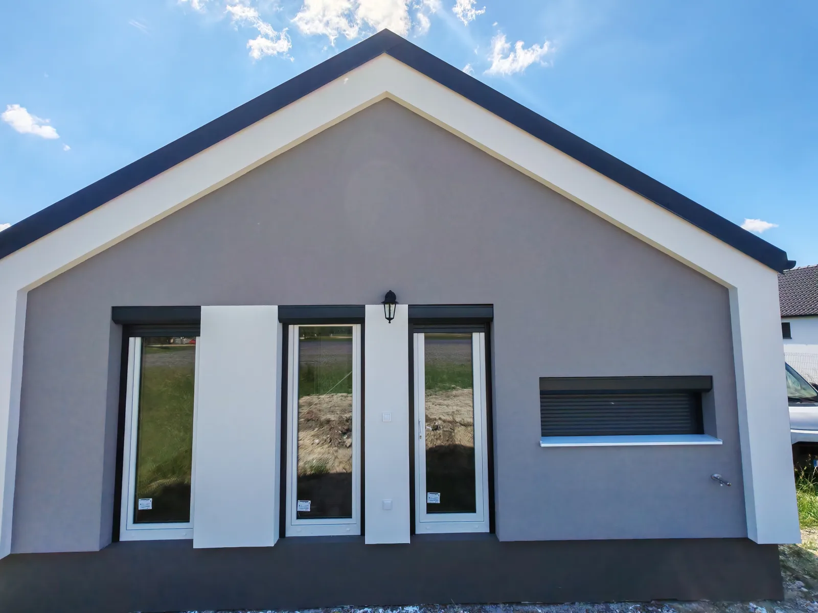 Bungaló oromfala leeresztett antracit redőnnyel